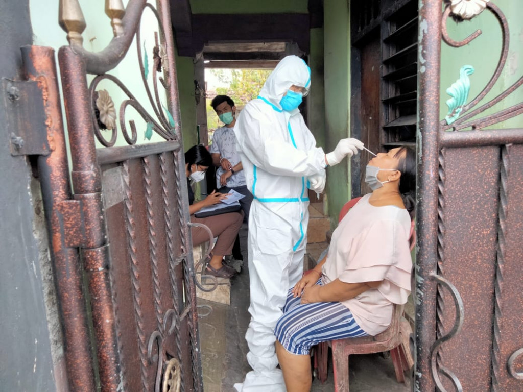 Pelaksanaan Kegiatan Tracing dan Test Swab Lapangan di Kel. Tanjung Benoa Kec. Kuta selatan.